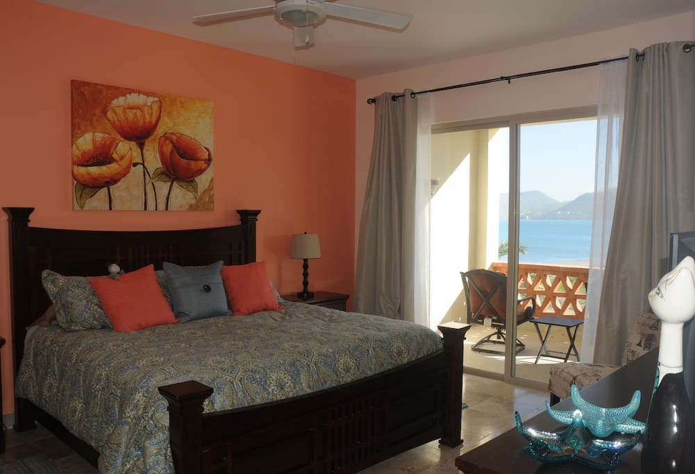 King Size bed in Master bedroom, Ocean View