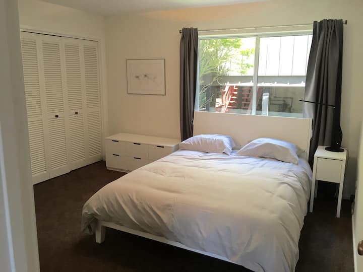 Quiet Bedroom overlooking private garden.