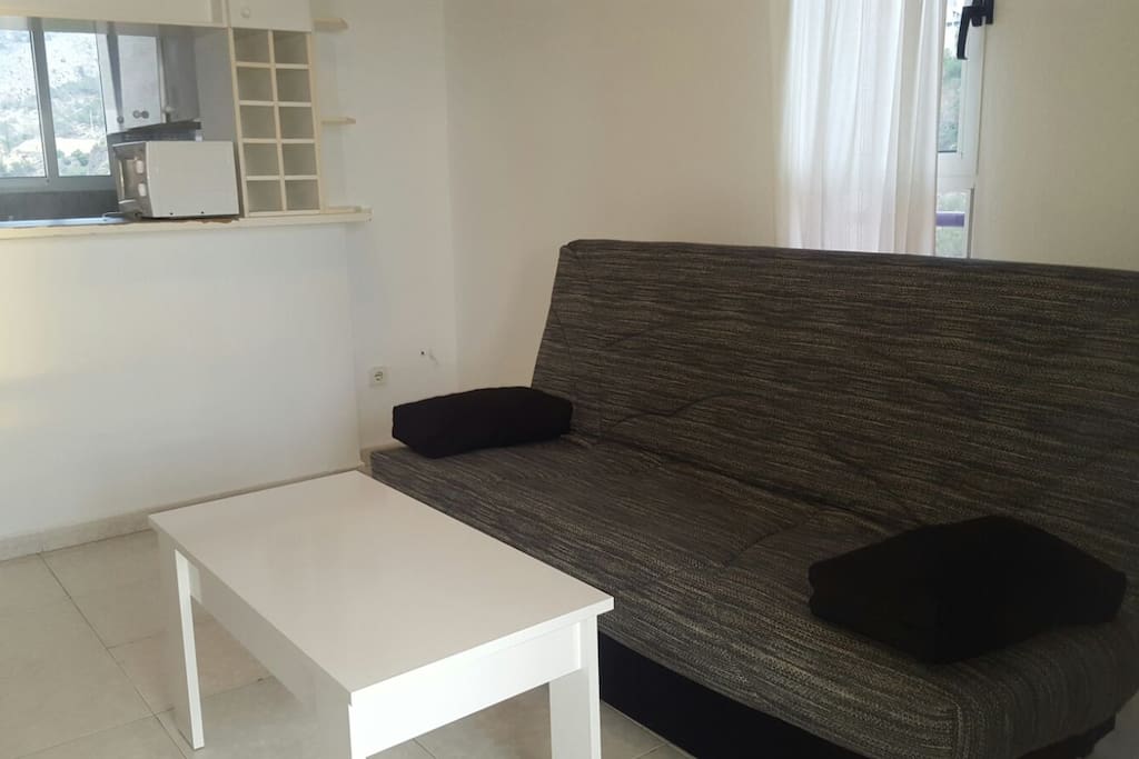salón con sofá cama