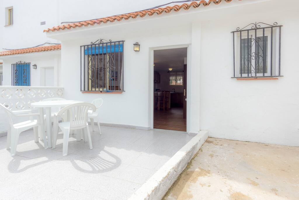 Entrada y terraza.