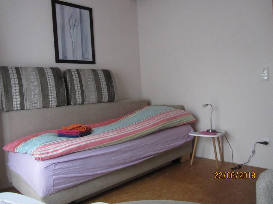 Das Sofa ist gut für 1 Person als Bett nutzbar (80x200) oder geklappt für 2 Personen