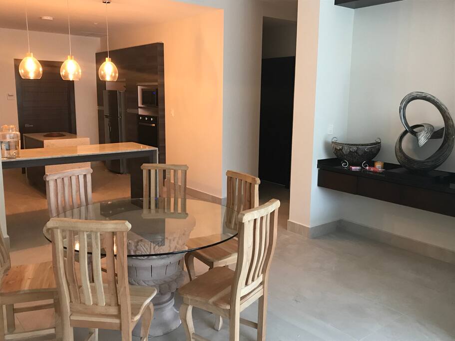 Comedor, cocina y acceso a las habitaciones.