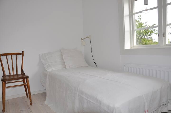 Cosy room with single bed