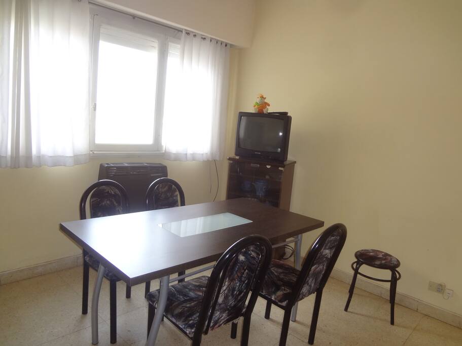 Comedor con entrada de luz todo el dia y vista abierta.