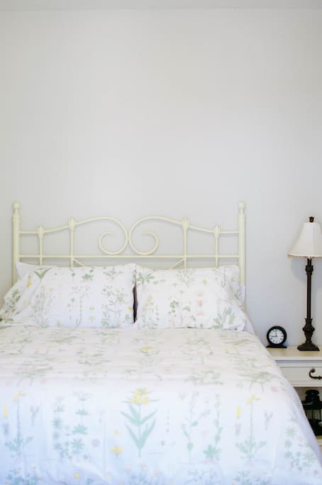 The Sage Room has a queen-sized bed.