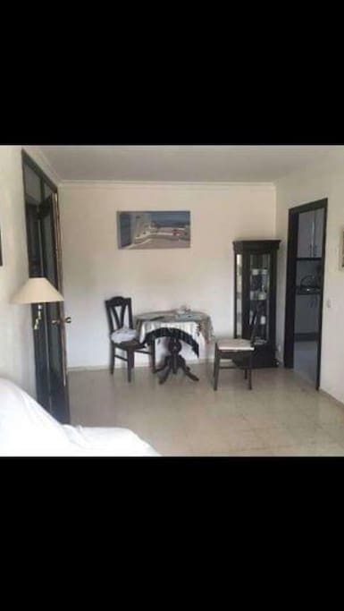 Salon con mesa comedor
