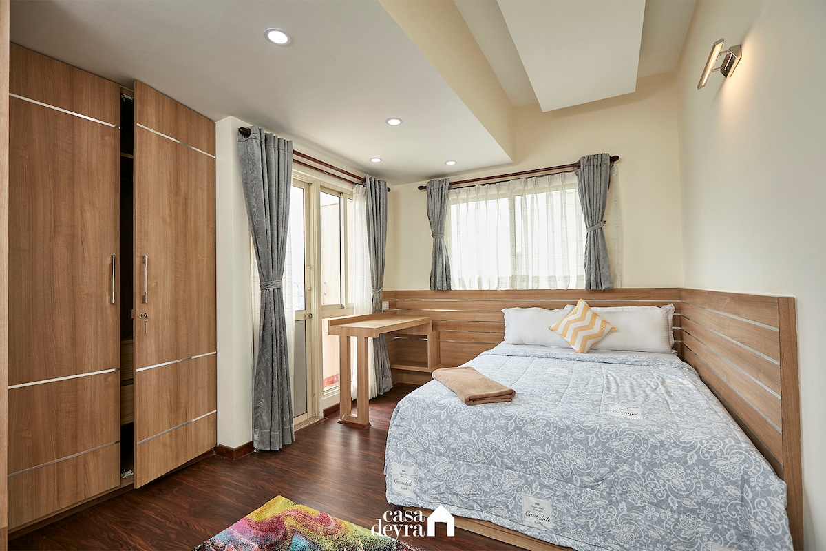 Тази светла и просторна спалня с учебна маса и самостоятелен балкон е това, от което се нуждаете за облекчаване на стреса.  