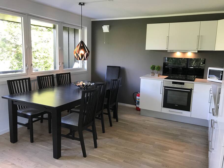 Kjøkken med spisestue (bordet kan dras ut til 12 personer)