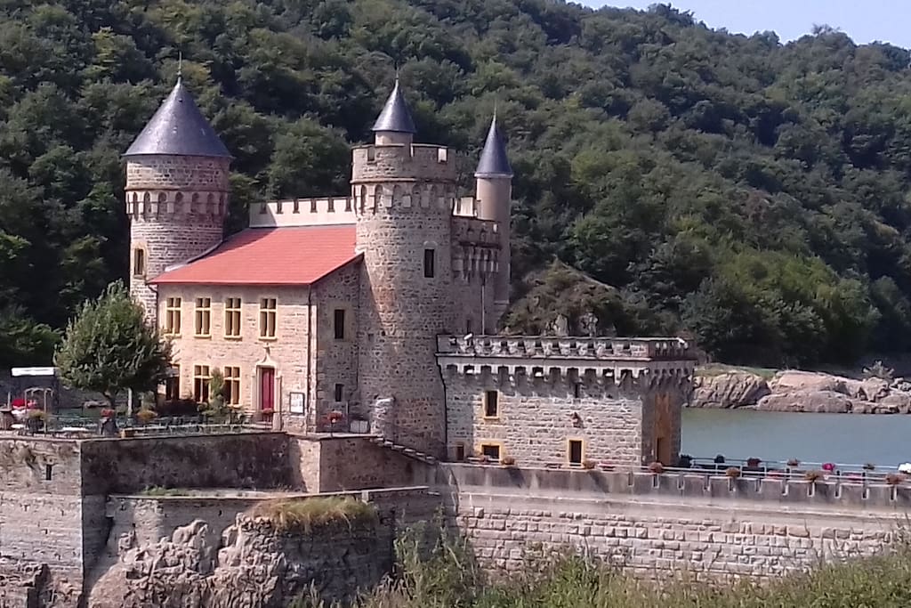 Chateau de la Roche ( à 4 km)
