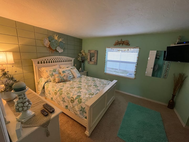 חדר שינה מרווח עם הרבה שידות ואחסון בארון