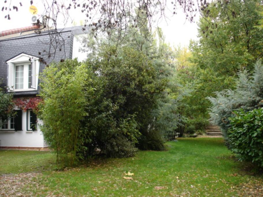 Fachada principal, ventana de la habitación y acceso al frondoso parque de la Urbanización.