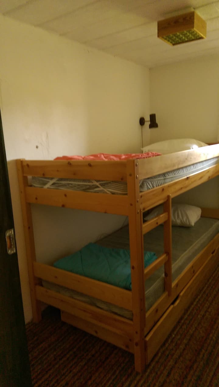 Krevat marinari në bodrum