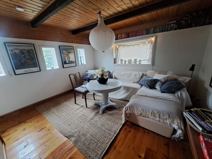 השולחן יכול להסתובב כך שיהיה שולחן קפה או שולחן אוכל