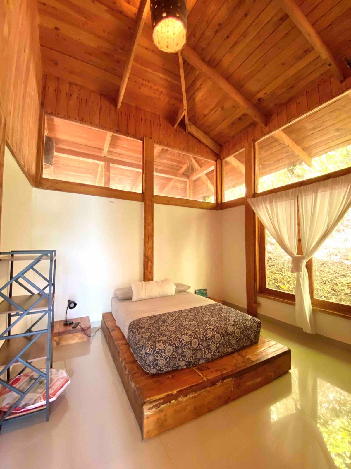 Soba br. 2 s udobnim bračnim krevetom, podnim ventilatorom, noćnim ormarićima, pogledom na stražnji vrt (posadili smo 5 različitih vrsta bambusa)