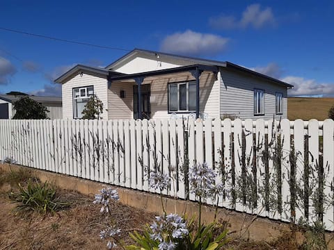 Successful Airbnb property: Settlers Cottage. Beauty and tranquility. in Tasmania