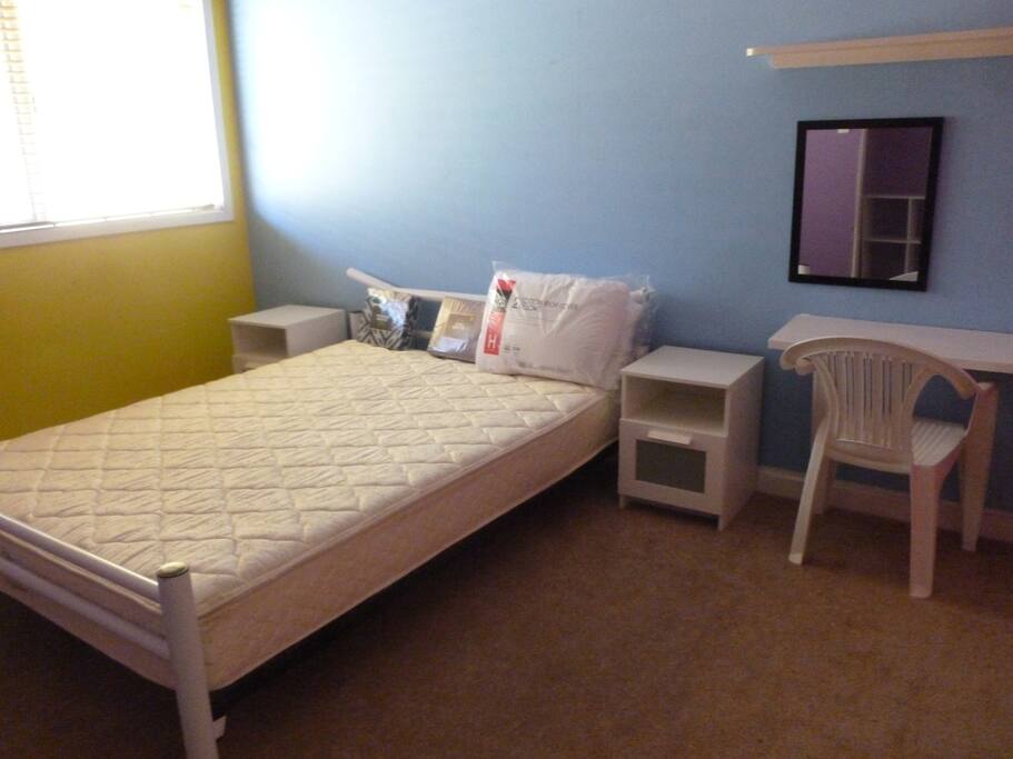 Big Colourful room ( 2 ) with queen bed for 2 guests $65 nightly