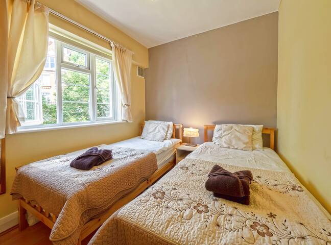 Spacious, Light & Comfy; Great Location, Sleeps 6! gallery image 3