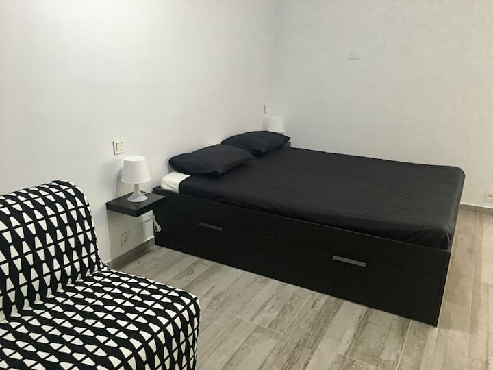 غرفة النوم مفتوحة على غرفة المعيشة 