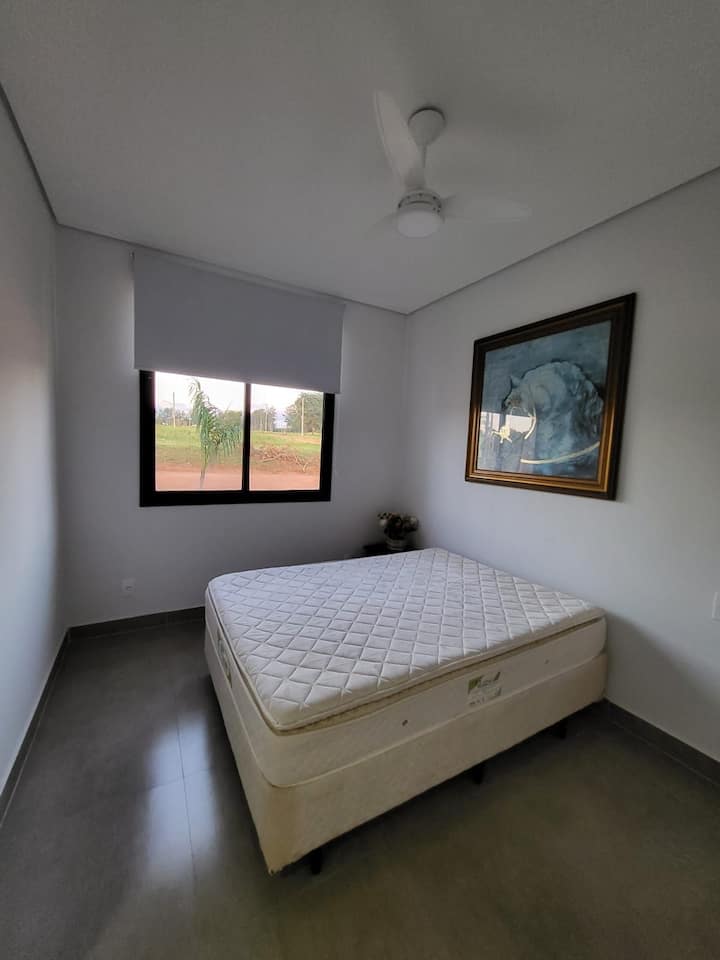 Апартамент 1, приземен етаж, 1 двойно легло и 1 единично легло. Вентилатор на тавана.