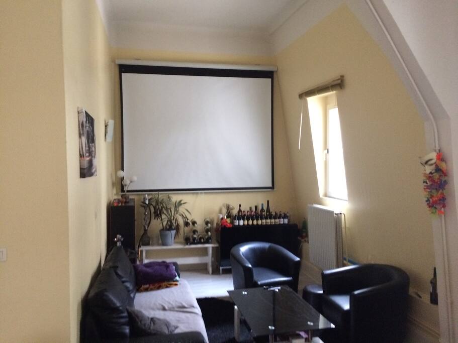 Salon séjour avec écran géant