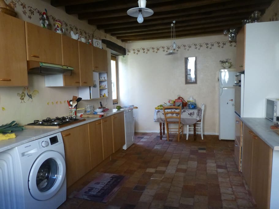 cuisine équipée 19m2, deux fenêtres.