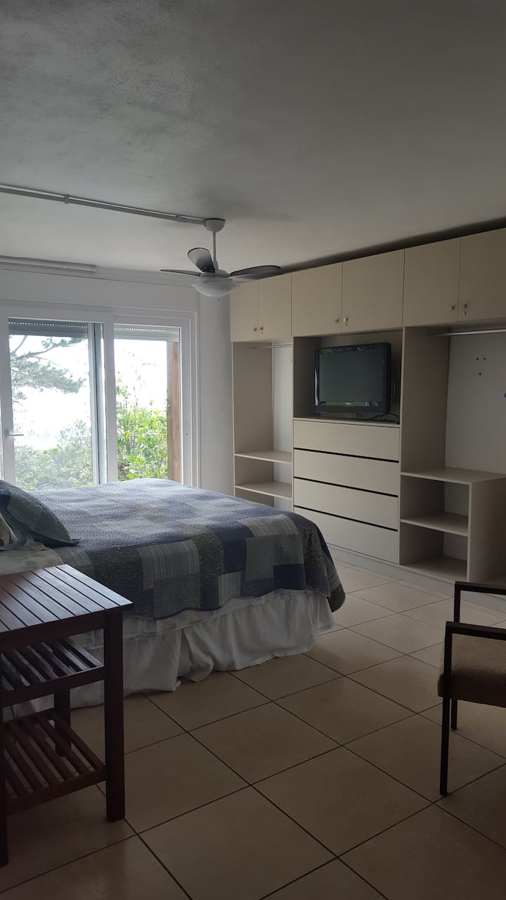 סוויטה בקומת הקרקע עם מרפסת, נוף לים, מיטת קינג סייז, מאוורר תקרה.