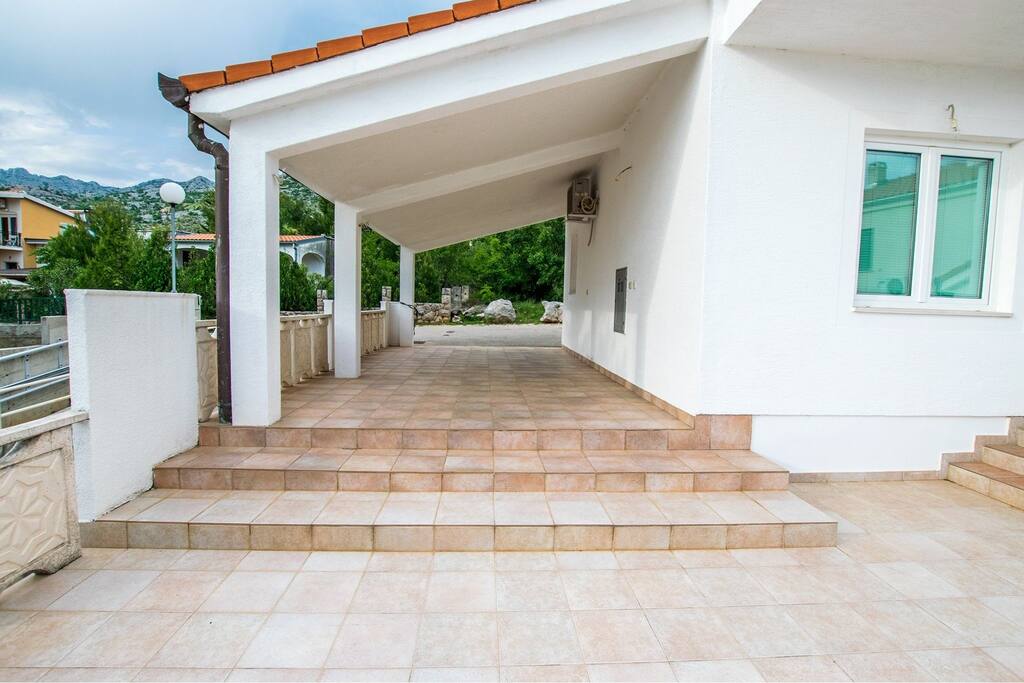 Entrance / Reception