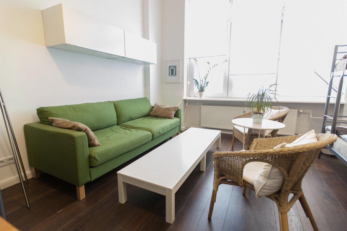 Successful Airbnb property: 4m high ceiling Studio next to the river Spree in Moabit