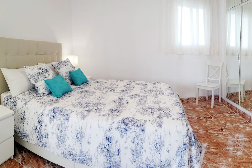 Dormitorio con cama de matrimonio