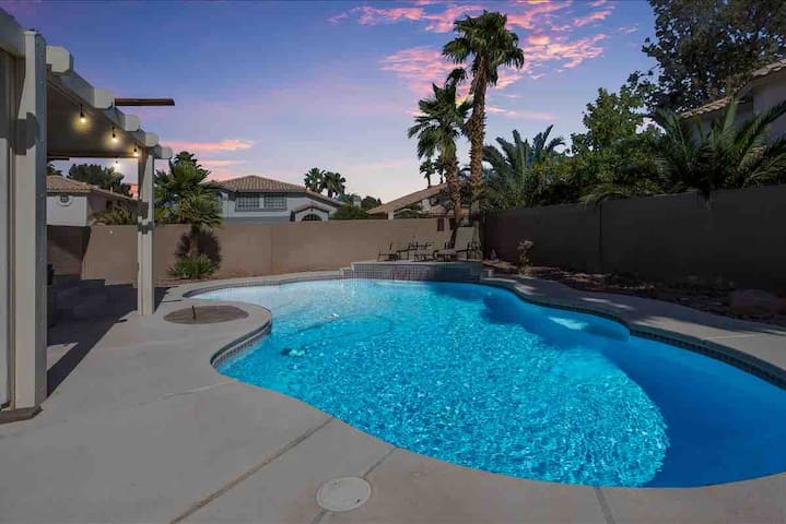 Licensed, Superhost, sleeps 10, designer finishes!