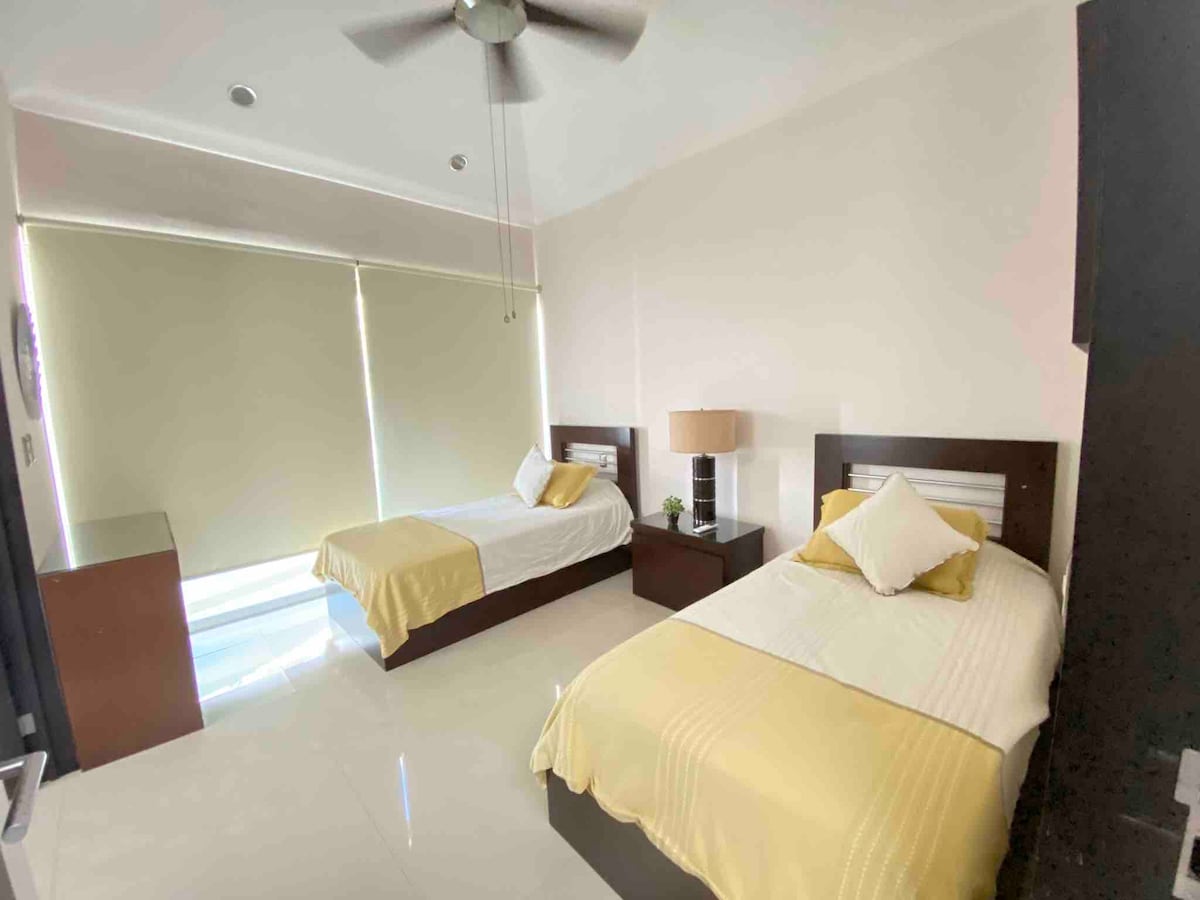 Chumba cha kulala 3, (picha ya 1) na vitanda viwili vya mtu mmoja, mtaro wa kibinafsi, taa ndogo na bafu kamili ya kujitegemea