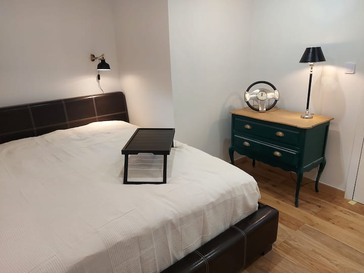 10 m2 soveværelse det "maskuline". Confortable matelas de 160x200 (matelas bambou). Sørg for, at der ikke er et faconlagen, en dyne og to pudebetræk.