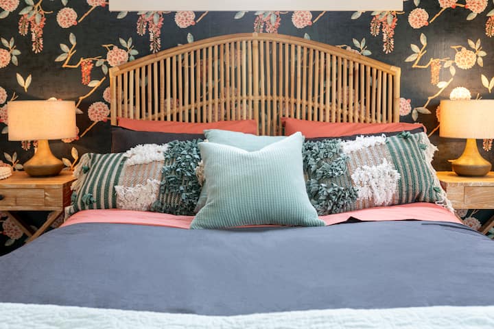 غرفة نوم بسرير بحجم كبير 1