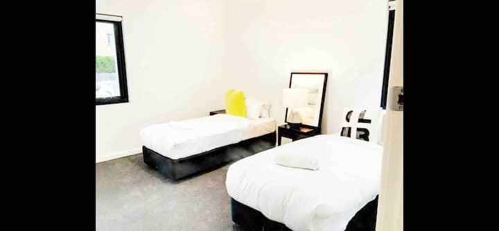 EXTRA VEĽKÉ MOŽNOSTI HLAVNEJ SPÁLNE: x1 king alebo x2 jednolôžka  v každej spálni (môžete sa vymeniť ako hotel)

 - ak chcete online prehliadku s videom v HD kvalite - je to na požiadanie prostredníctvom ponuky na tlačidlo „kontaktovať hostiteľa“.