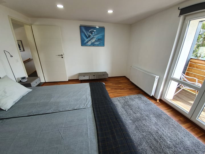 Schlafzimmer 2 mit Bett 180cm und Balkon