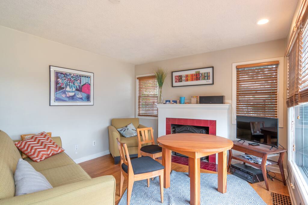 Please make use of the living room.