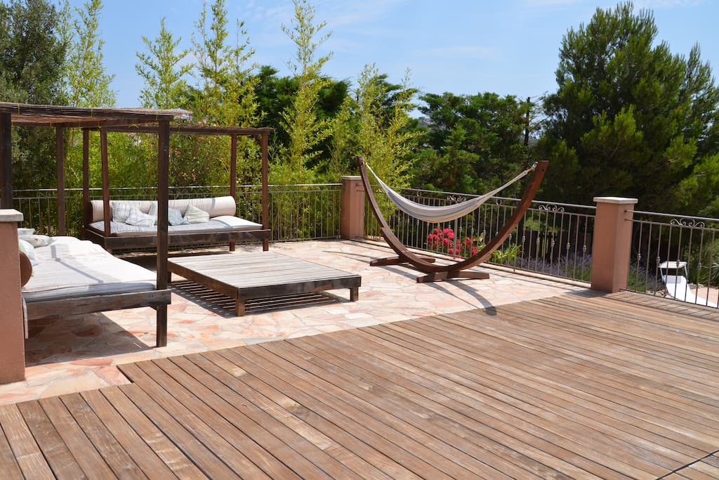 Terrasse d'agrémenté de lit d'extérieur