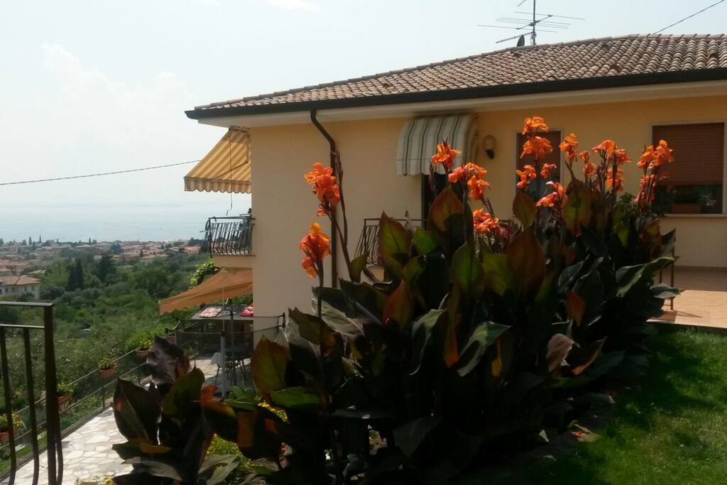 L'esterno con vista lago