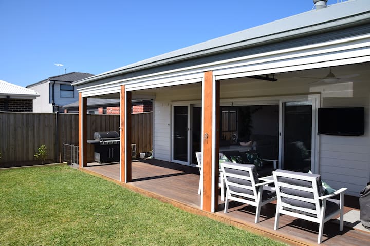 Modern Home 1km from Beach – Ideal for Families