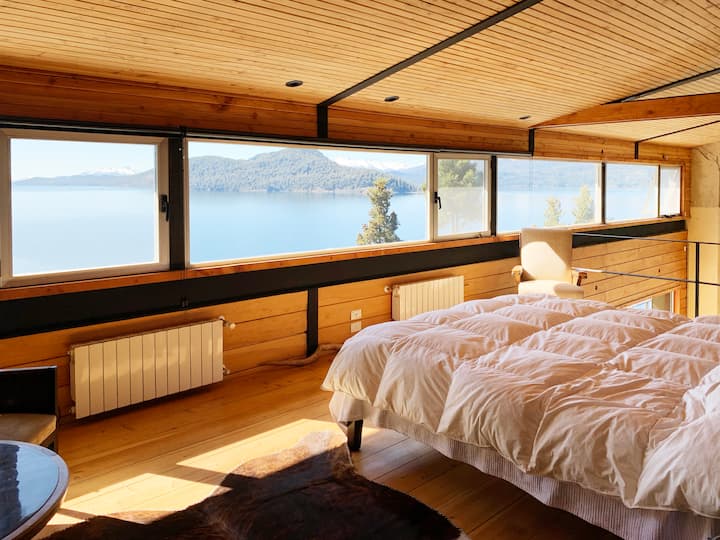 Поглед на езерото Науел Хуапи од главната спална соба.