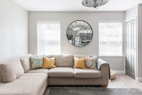 Stroll to Historic City Centre From Refurbished Flat