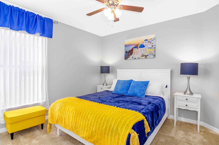 Красива спалня с хубави ярки цветове, които повишават настроението ви 