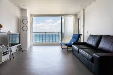 The American Delicious House with an ocean view and a horizon.