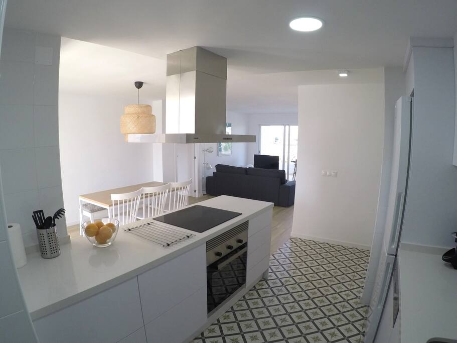Cocina abierta al salón-comedor.