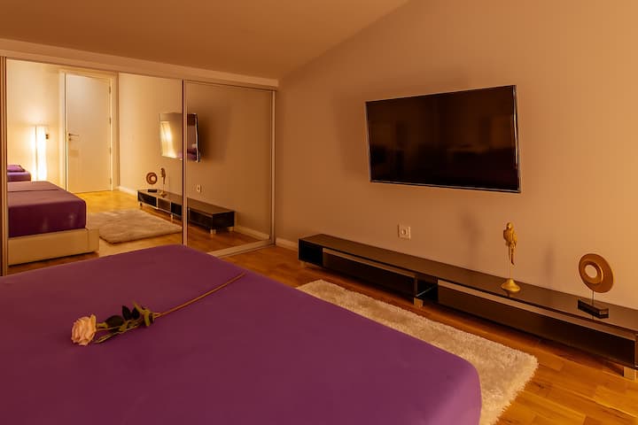 Semesterläget är påslaget! Njut av premium kabel-TV, AC och en dubbelsäng. Detta sovrum har en extra säng.