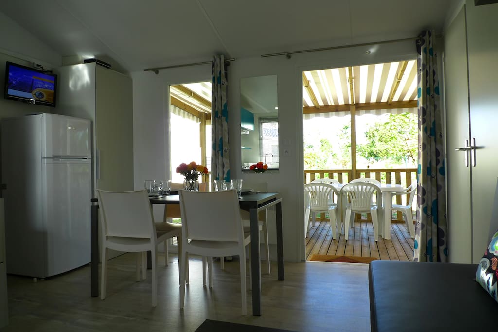 Coin repas et terrasse couverte éclairée. TV lecteur DVD port USB. réfrigérateur congélateur.