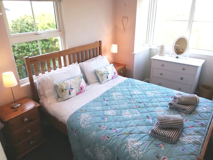 Dormitorio en la planta baja con cama tamaño king.