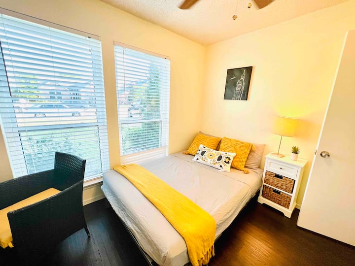 ห้องนอนผู้เข้าพัก (เตียงใหญ่)