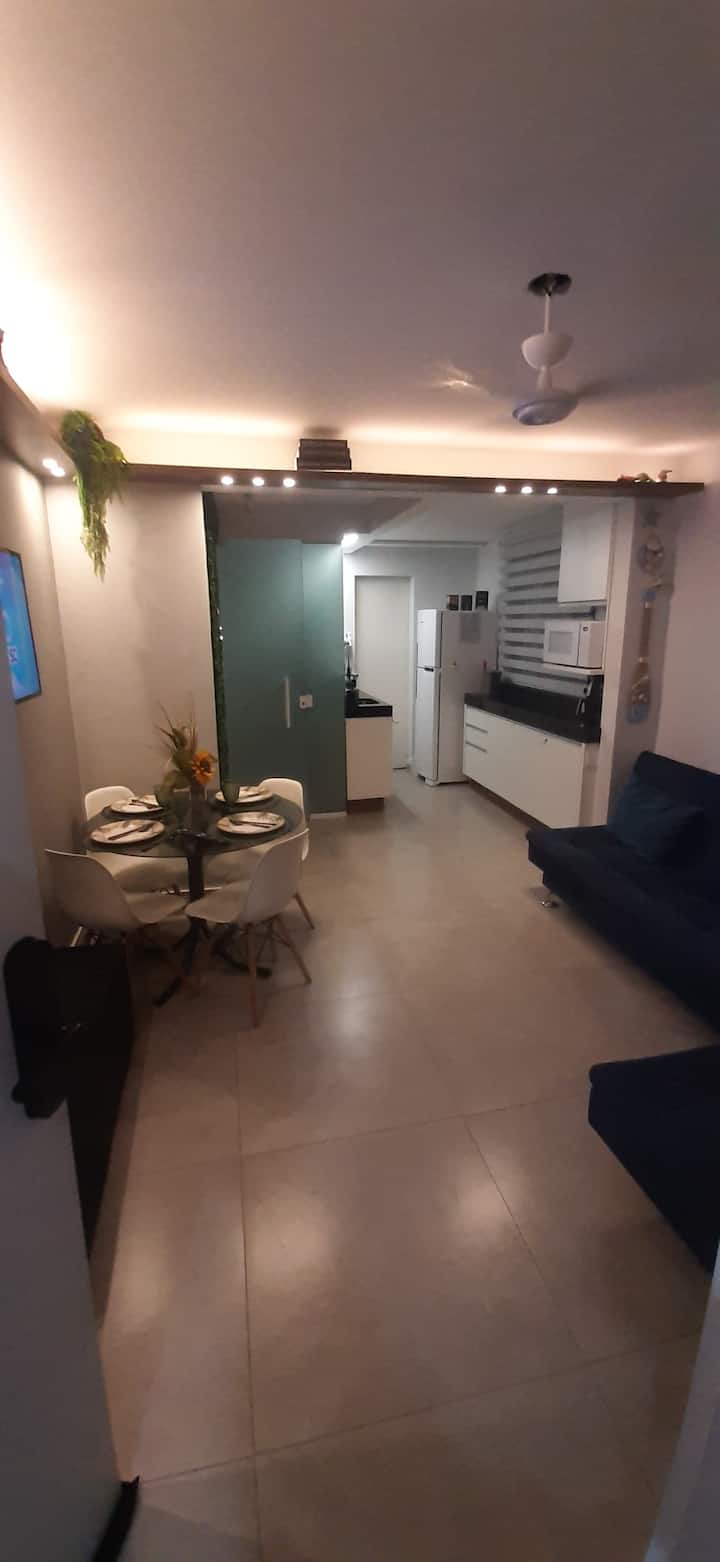 NOVI 100% RENOVIRANI

integrirani okoliš za veću udobnost i boravak. Dnevni boravak, stol za objedovanje, kauč na razvlačenje, kuhinja, kupaonica, praonica rublja i još mnogo toga. 

Svi novi i preuređeni sadržaji za vas! 