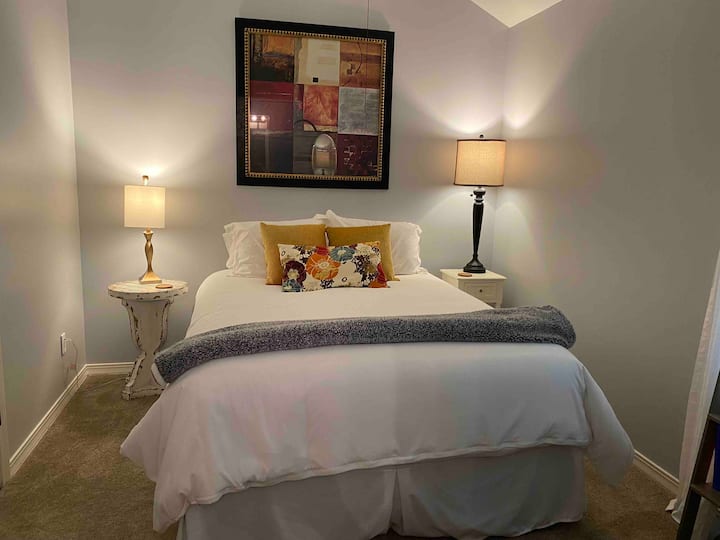 Ingia kwenye matandiko yenye starehe. Chumba cha kulala cha pili chenye chumba cha kulala pia hutoa mahitaji mawili kando ya kitanda: meza, taa na bandari yote muhimu ya USB